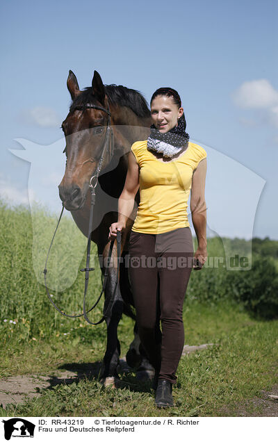 Frau und Deutsches Reitpferd / woman and warmblood / RR-43219