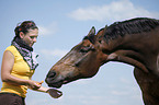 Frau und Deutsches Reitpferd