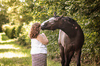 Frau und Deutsches Reitpferd