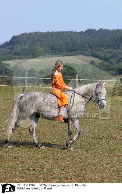 Mdchen reitet auf Pferd / IP-01284
