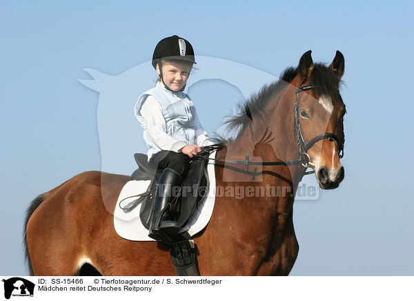 Mdchen reitet Deutsches Reitpony / girl rides pony / SS-15466