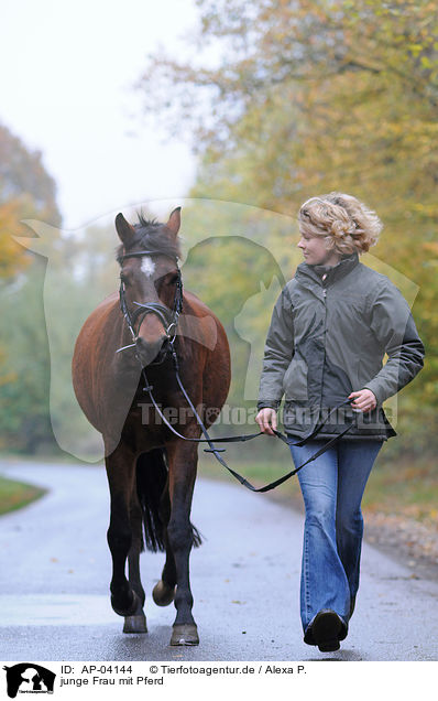 junge Frau mit Pferd / young woman with horse / AP-04144