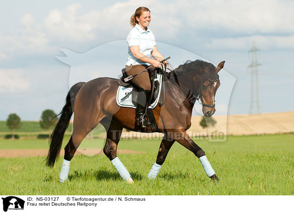 Frau reitet Deutsches Reitpony / woman rides Pony / NS-03127