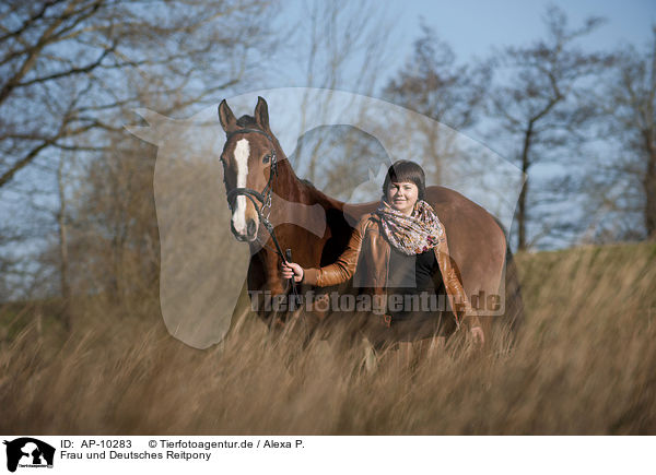 Frau und Deutsches Reitpony / woman and pony / AP-10283
