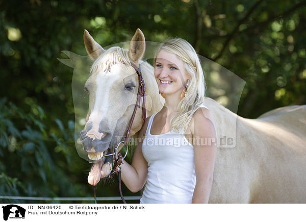 Frau mit Deutschem Reitpony / woman with Pony mare / NN-06420