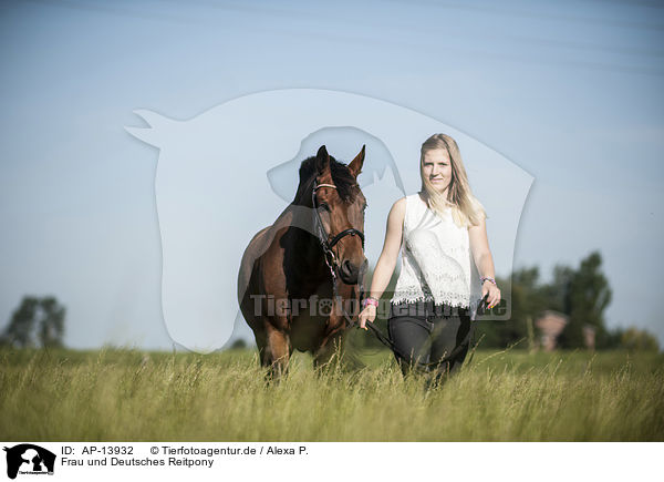 Frau und Deutsches Reitpony / woman and German Riding Pony / AP-13932