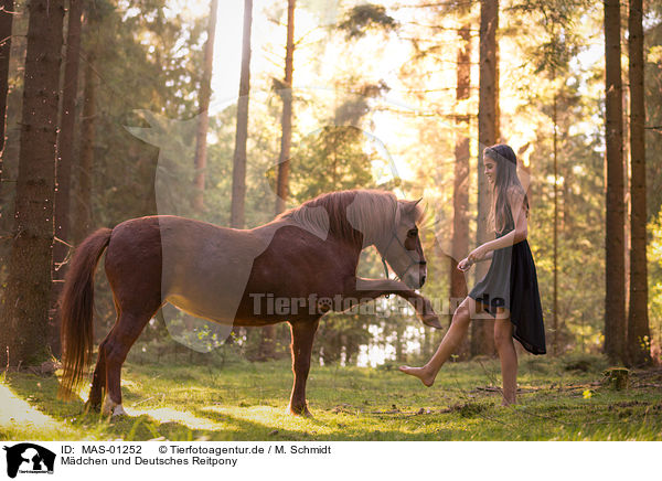 Mdchen und Deutsches Reitpony / MAS-01252