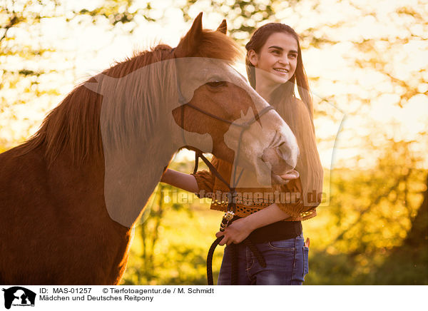 Mdchen und Deutsches Reitpony / girl and German Riding Pony / MAS-01257