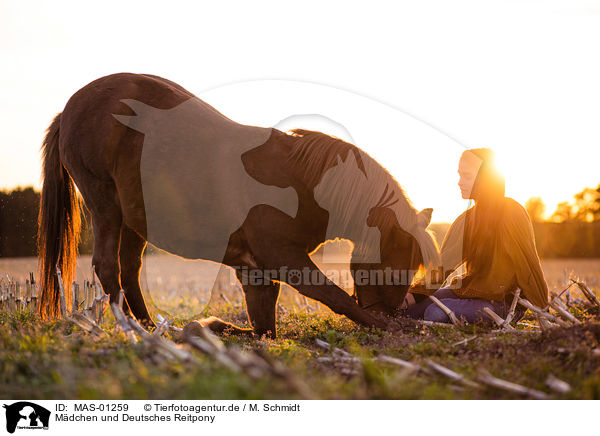 Mdchen und Deutsches Reitpony / girl and German Riding Pony / MAS-01259