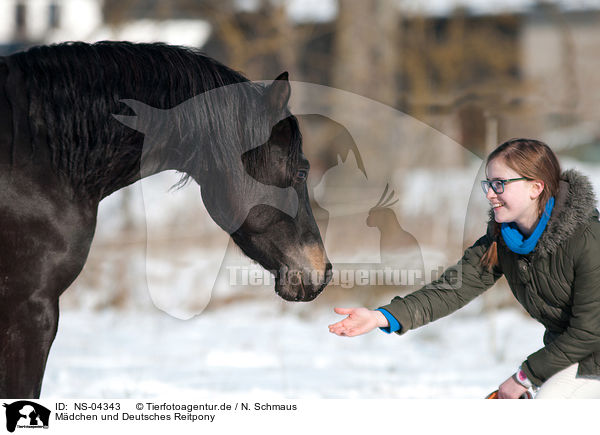 Mdchen und Deutsches Reitpony / NS-04343