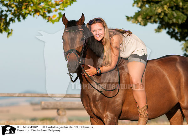 Frau und Deutsches Reitpony / NS-04362