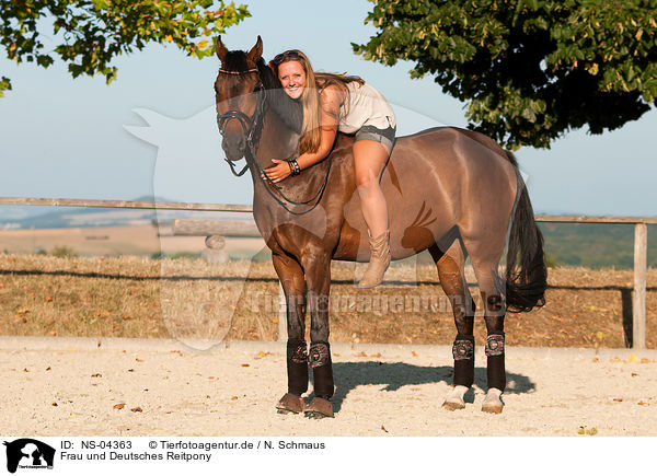 Frau und Deutsches Reitpony / NS-04363