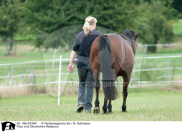 Frau und Deutsches Reitpony / woman and German Riding Pony / NS-04384