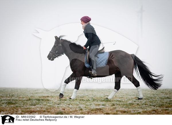 Frau reitet Deutsches Reitpony / MW-03582