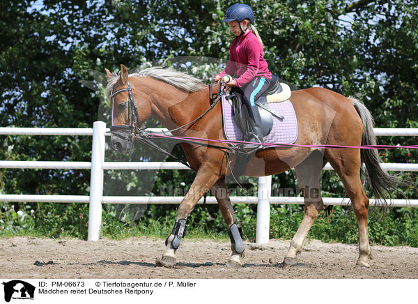 Mdchen reitet Deutsches Reitpony / girl rides German Riding Pony / PM-06673
