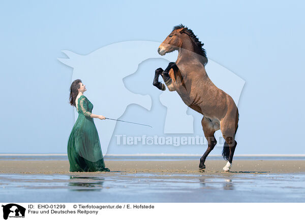 Frau und Deutsches Reitpony / woman and German Riding Pony / EHO-01299