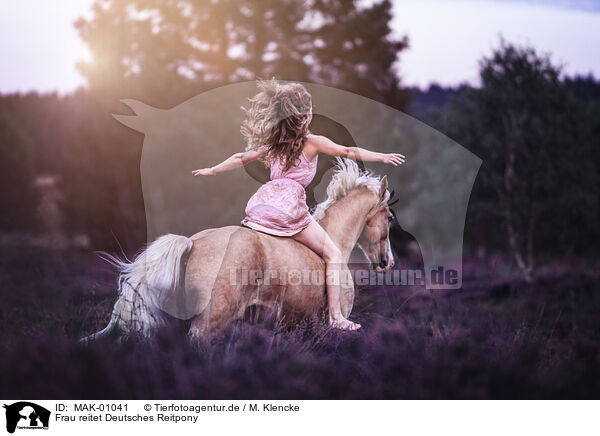 Frau reitet Deutsches Reitpony / woman and German Riding Pony / MAK-01041