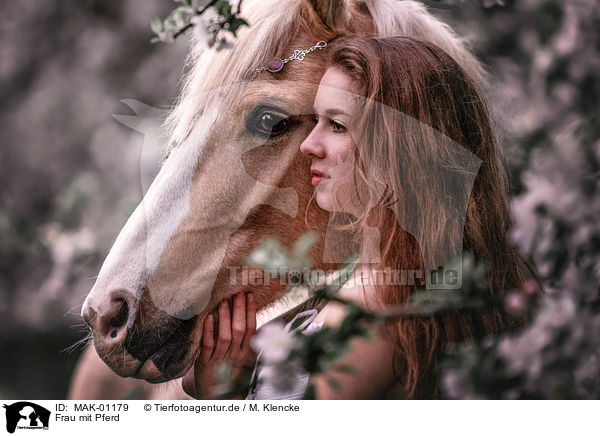 Frau mit Pferd / woman with horse / MAK-01179