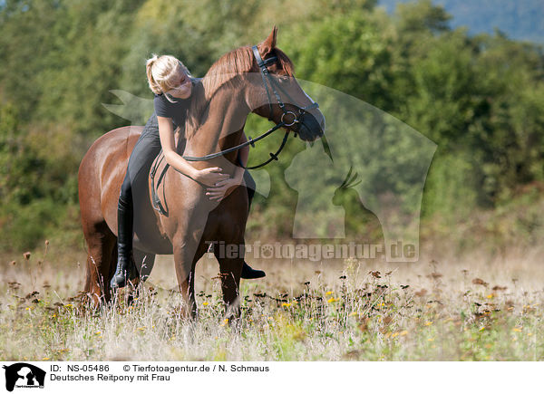 Deutsches Reitpony mit Frau / German Riding Pony with woman / NS-05486
