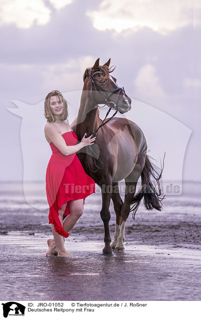 Deutsches Reitpony mit Frau / JRO-01052