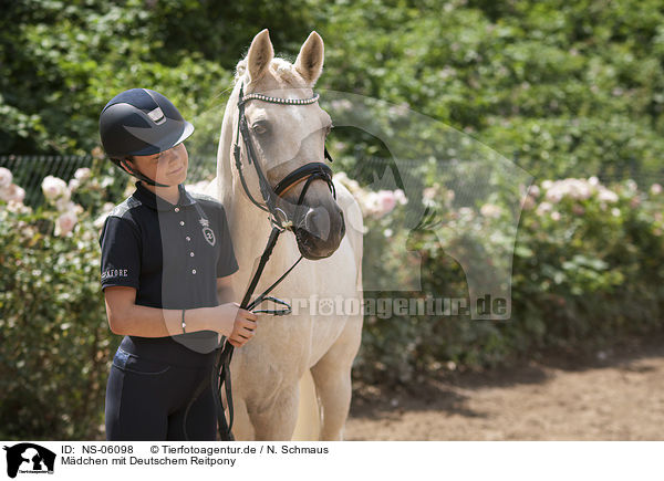 Mdchen mit Deutschem Reitpony / NS-06098