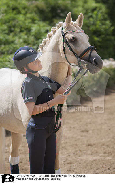 Mdchen mit Deutschem Reitpony / girl with German Riding Pony / NS-06100