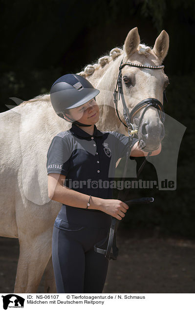 Mdchen mit Deutschem Reitpony / girl with German Riding Pony / NS-06107