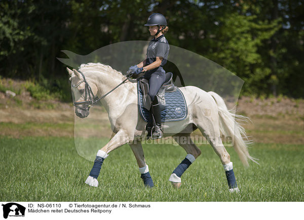 Mdchen reitet Deutsches Reitpony / girl rides German Riding Pony / NS-06110