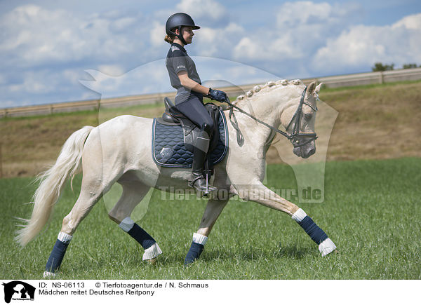 Mdchen reitet Deutsches Reitpony / girl rides German Riding Pony / NS-06113