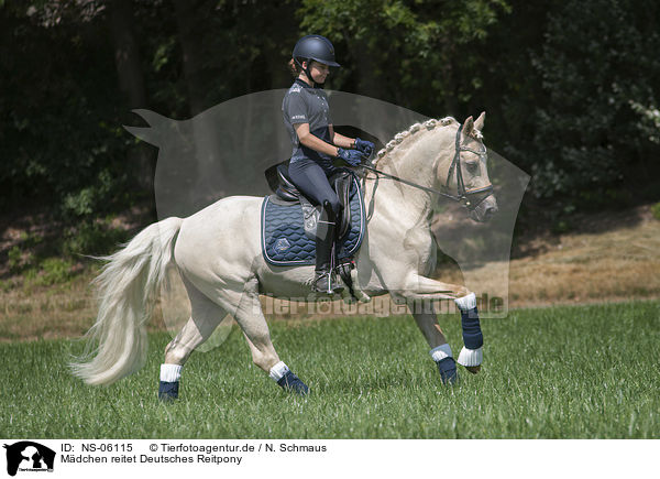 Mdchen reitet Deutsches Reitpony / NS-06115