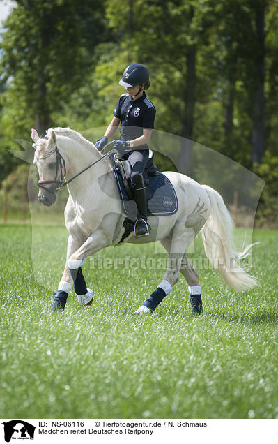 Mdchen reitet Deutsches Reitpony / girl rides German Riding Pony / NS-06116