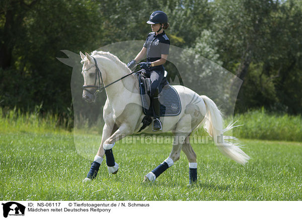 Mdchen reitet Deutsches Reitpony / girl rides German Riding Pony / NS-06117