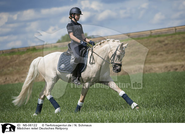 Mdchen reitet Deutsches Reitpony / NS-06122