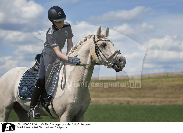 Mdchen reitet Deutsches Reitpony / girl rides German Riding Pony / NS-06124