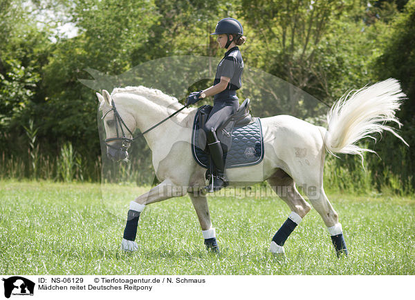 Mdchen reitet Deutsches Reitpony / girl rides German Riding Pony / NS-06129