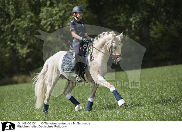 Mdchen reitet Deutsches Reitpony / NS-06131