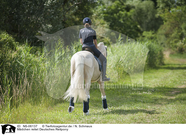 Mdchen reitet Deutsches Reitpony / NS-06137