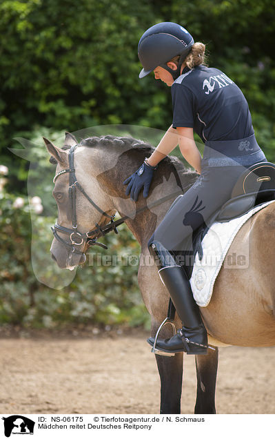 Mdchen reitet Deutsches Reitpony / girl rides German Riding Pony / NS-06175