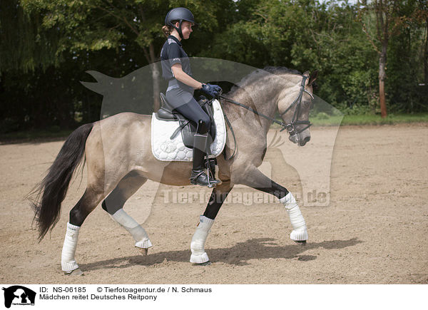 Mdchen reitet Deutsches Reitpony / girl rides German Riding Pony / NS-06185