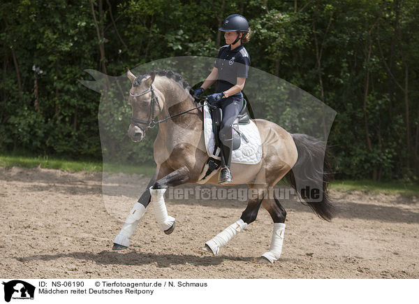 Mdchen reitet Deutsches Reitpony / girl rides German Riding Pony / NS-06190