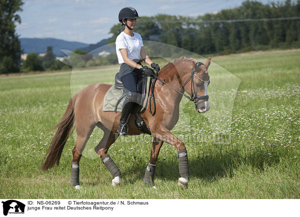 junge Frau reitet Deutsches Reitpony / young woman rides German Riding Pony / NS-06269