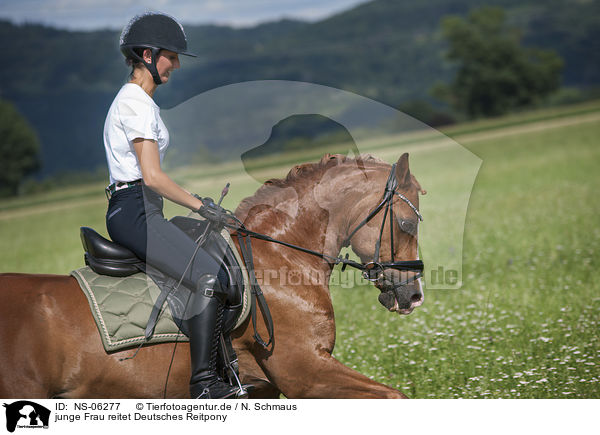 junge Frau reitet Deutsches Reitpony / young woman rides German Riding Pony / NS-06277
