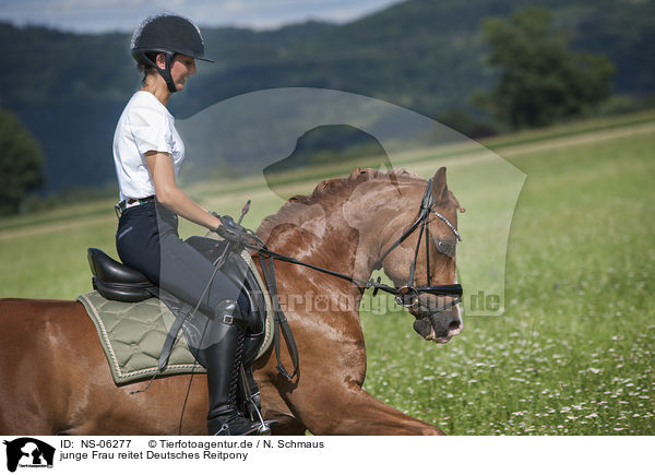 junge Frau reitet Deutsches Reitpony / NS-06277