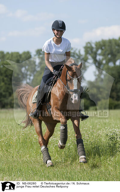 junge Frau reitet Deutsches Reitpony / NS-06280