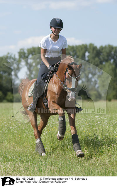 junge Frau reitet Deutsches Reitpony / NS-06281