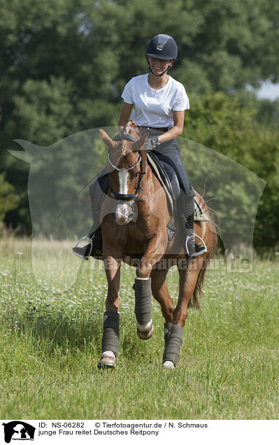 junge Frau reitet Deutsches Reitpony / NS-06282