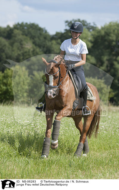 junge Frau reitet Deutsches Reitpony / NS-06283