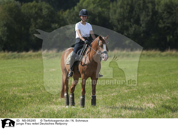 junge Frau reitet Deutsches Reitpony / young woman rides German Riding Pony / NS-06285