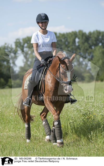 junge Frau reitet Deutsches Reitpony / young woman rides German Riding Pony / NS-06286