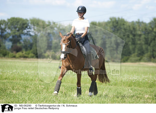 junge Frau reitet Deutsches Reitpony / NS-06290